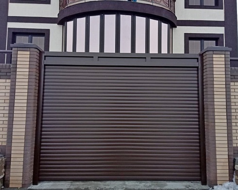 Роллетные ворота Алютех серии Prestige со сплошным алюминиевым профилем роликовой прокатки AG/77 с доставкой в Белой Калитве 
